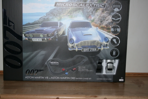 Micro Scalextric Rennbahn Micro James Bond Aston Martin V8 vs Aston Martin DB5  1:64 Artnr.G1171
