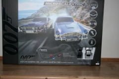 Micro Scalextric Rennbahn Micro James Bond Aston Martin V8 vs Aston Martin DB5  1:64 Artnr.G1171