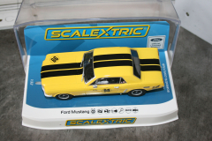 1:32 Scalextric Ford Mustang Rassler Racing Artnr. C4537